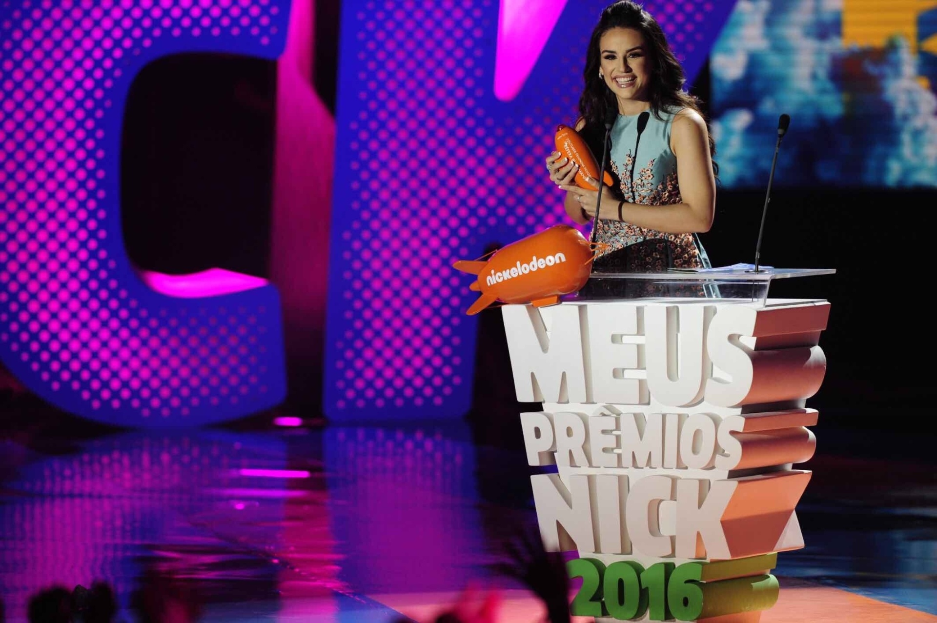 20.out.2016 - Emocionada, Kéfera recebe o prêmio de youtuber favorita no Meus Prêmios Nick 2016 - Samuel Chaves/Brazil News