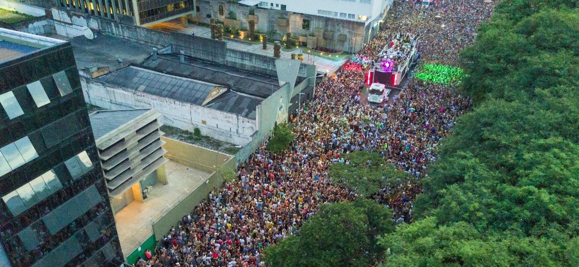 Imagem aérea do Acadêmicos do Baixo Augusta em 2017, que saiu no domingo pré-Carnaval na rua da Consolação, em São Paulo - Marcos Camargo/UOL
