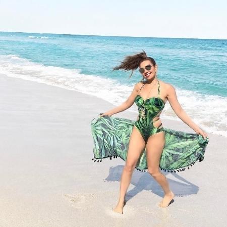 Thalia usou maiô engana-mamãe verde combinando com a canga em uma praia paradisíaca  - Reprodução/ Instagram/ @thalia