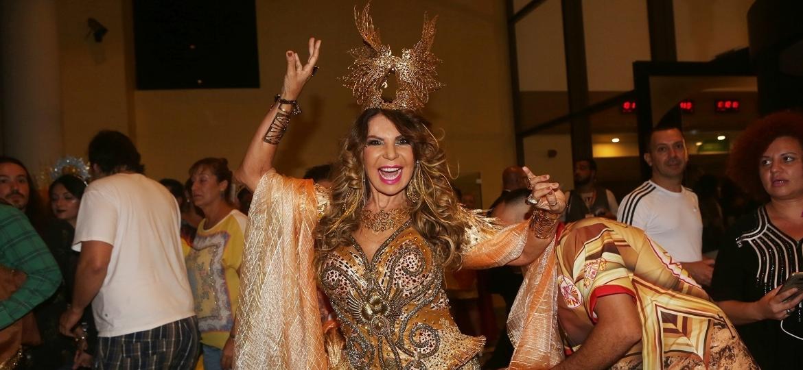 Elba Ramalho exibe a fantasia que vai desfilar na Tom Maior, escola do Carnaval de São Paulo que a homenageia neste ano - Iwi Onodera/UOL