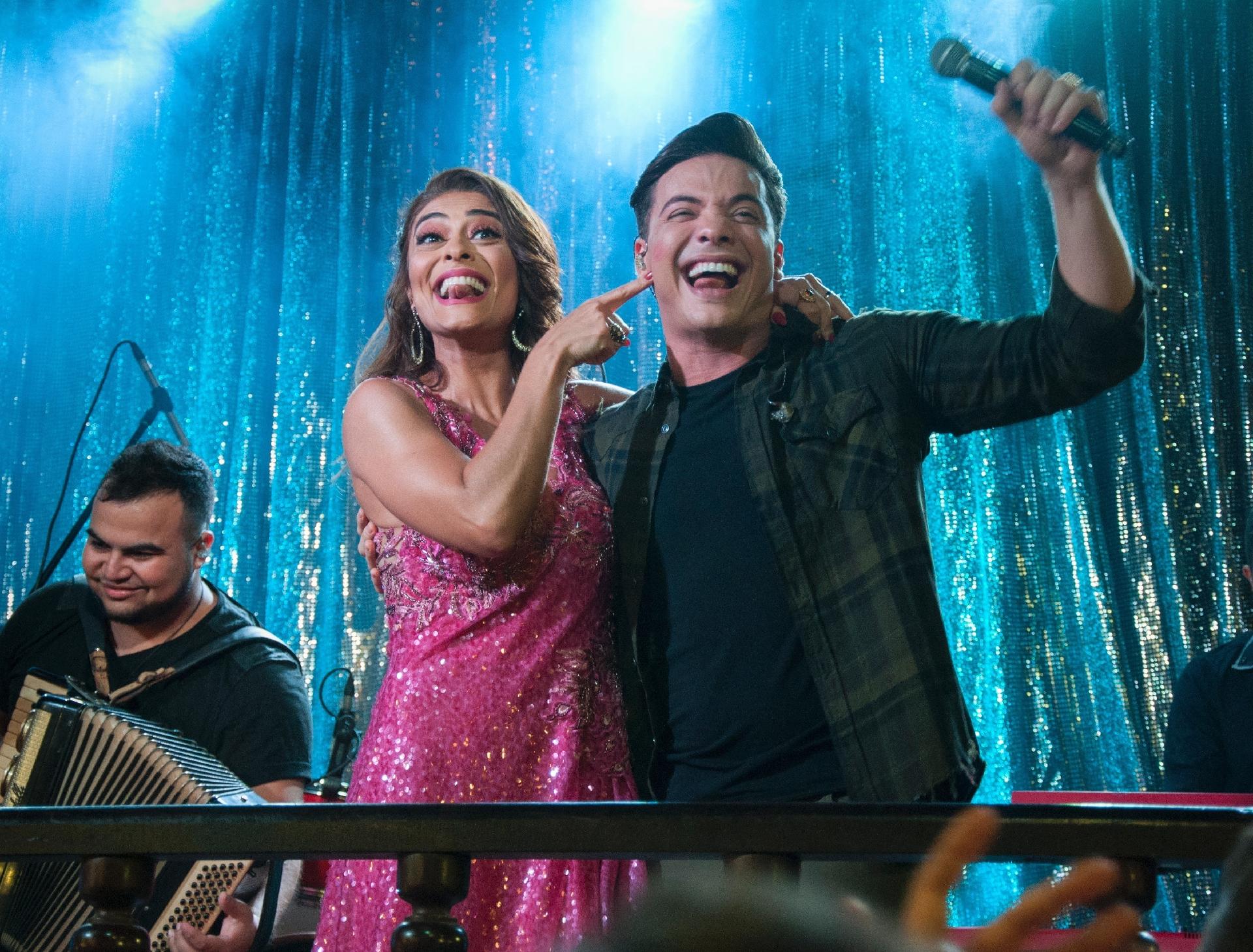 Wesley Safadão e Juliana Paes na gravação de "A Força do Querer", na Estudantina, no Rio. Na trama, o cantor é contratado por Rubinho (Emílio Dantas) para a festa de aniversário de Bibi (Juliana) - Estevam Avellar/TV Globo