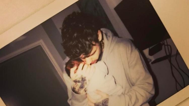 Liam Payne, do One Direction, mostra foto com o filho, Bear