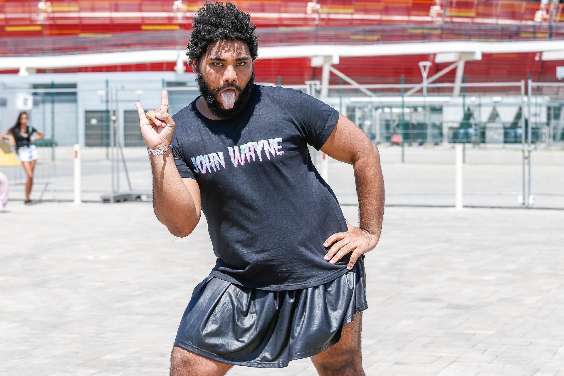 Mesmo sem Lady Gaga, que cancelou a apresentação na véspera do festival, Teodoro Nascimento mantém o figurino em homenagem a cantora no primeiro dia do Rock in Rio - Marco Antônio Teixeira/UOL