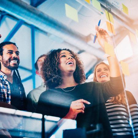 Trabalhar motivado deixa o time feliz - Getty Images