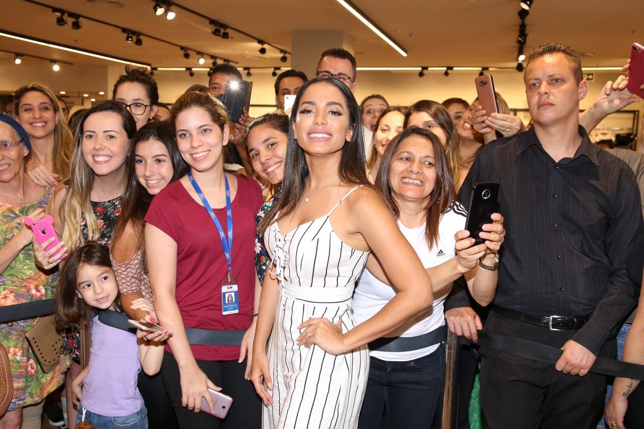 Anitta vira caixa de loja por um dia para divulgar linha de roupa - Deividi  Correa / AgNews
