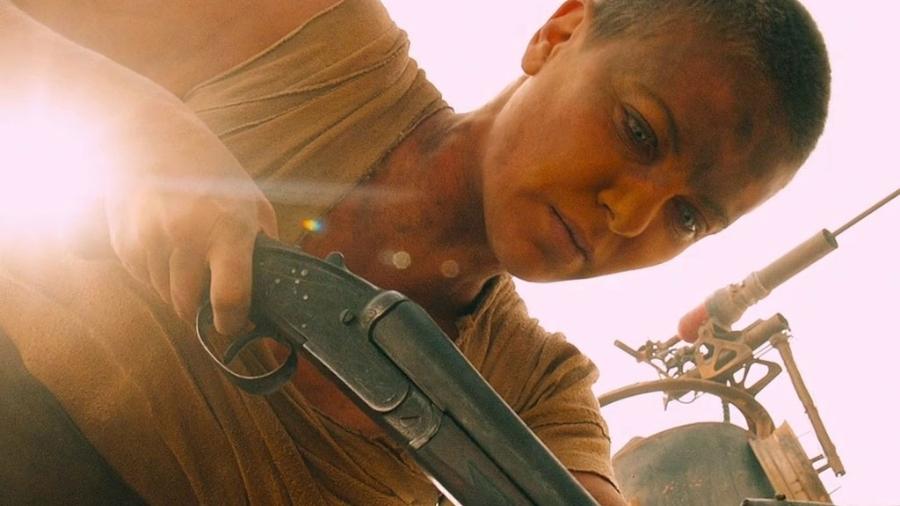 Charlize Theron, 44, em cena de "Mad Max: Estrada da Fúria" (2015) - Divulgação