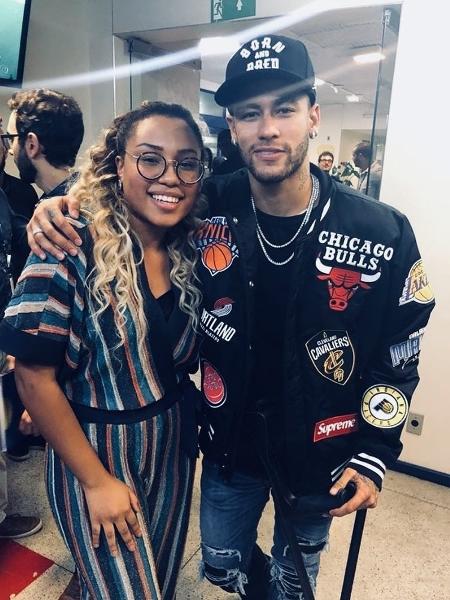 Talita Cipriano posa com Neymar na final do "The Voice Kids" - Reprodução/Instagram/talitadeisinha