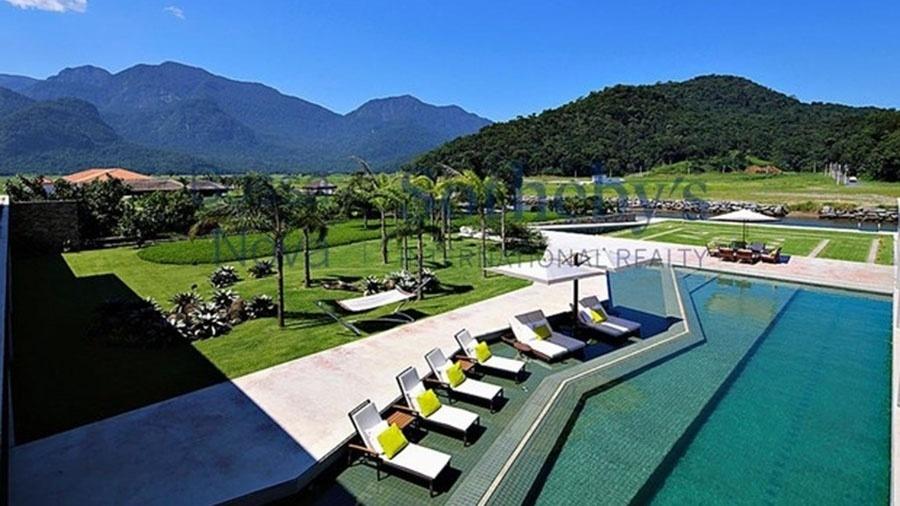 Neymar gosta de fazer eventos na área da piscina com seus amigos - Reprodução