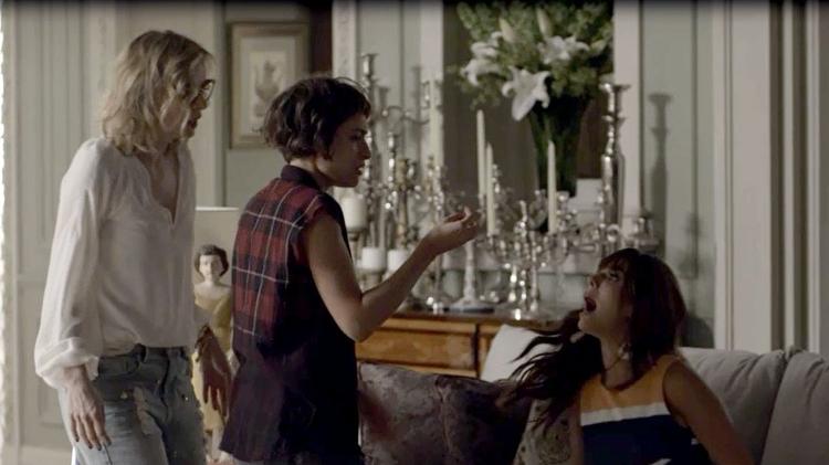As irmãs Rochelle (Giovanna Lancellotti) e Manu (Luisa Arraes) vivem brigando na mansão dos Athayde - Reprodução/TVGlobo - Reprodução/TVGlobo