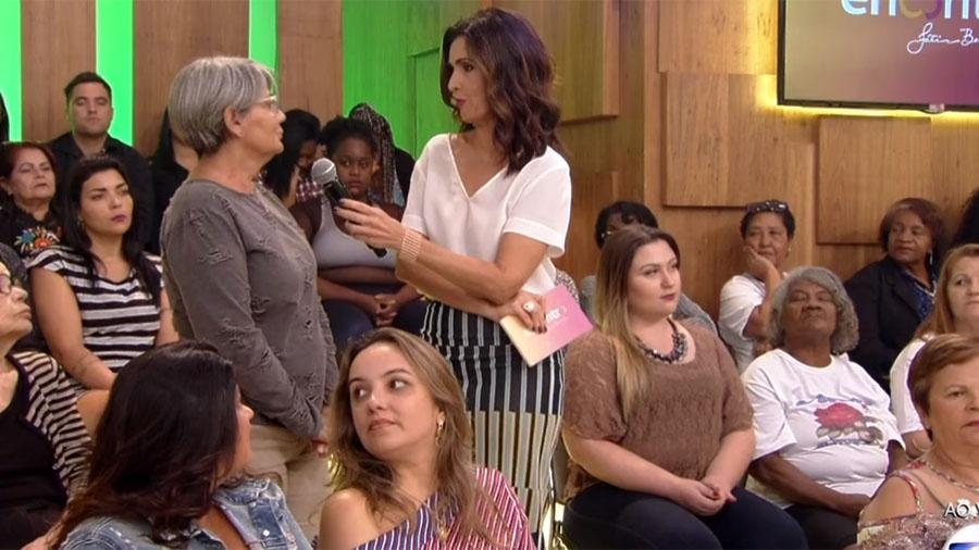 Enquanto Fátima faz entrevista, mulher (de blusa branca) cochila na plateia do "Encontro" - Reprodução/Globo
