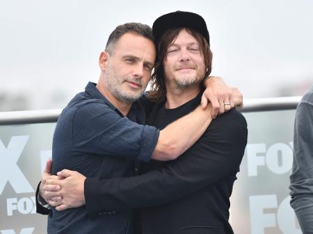 Andrew Lincoln e Norman Reedus em momento fofo durante conversa dos atores de "The Walking Dead" na San Diego Comic-Con - AFP/CHRIS DELMAS