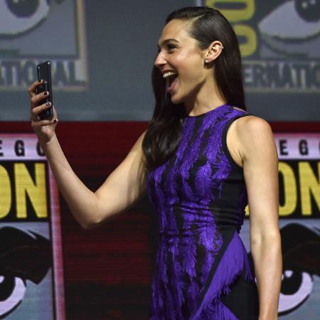 Gal Gadot brinca com o telefone celular no painel de "Mulher-Maravilha 1984" na San Diego Comic-Con 2018 - Chris Delmas/AFP