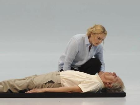 O ator Geoffrey Rush e a atriz Eryn-Jean Norvill - Divulgação