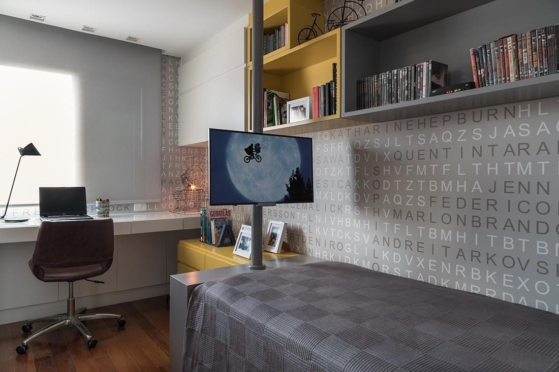 Não é preciso ser criança para ter um quarto inspirado em seus filmes favoritos. Neste projeto da arquiteta Ana Yoshida para um universitário, um papel de parede estilo caça-palavras foi aplicado e carrega os nomes de atores e diretores de cinema. Quentin Tarantino e Marlon Brando são alguns dos astros presentes no revestimento. Acima, prateleiras e nichos abrigam a coleção de DVDs do estudante - Evelyn Müller /Divulgação