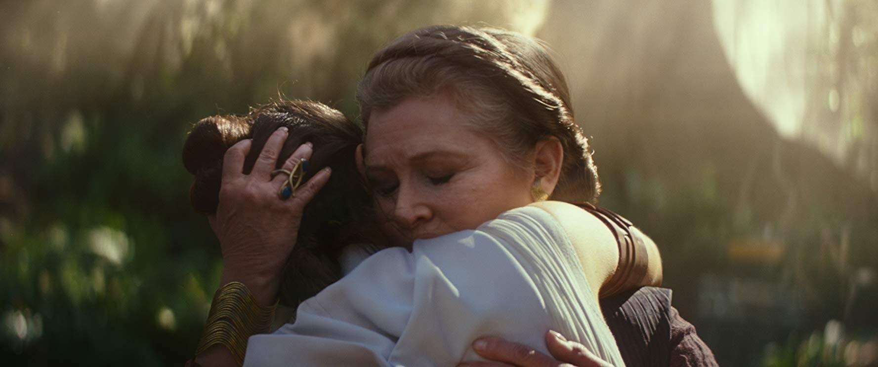 General Leia (Carrie Fisher) abraça Rey (Daisy Ridley) em cena de "Star Wars IX: The Rise of Skywalker" - Divulgação