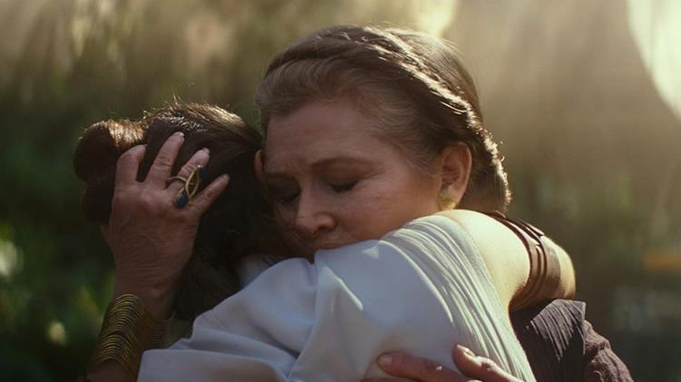 General Leia (Carrie Fisher) abraça Rey (Daisy Ridley) em cena de "Star Wars IX: The Rise of Skywalker" - Divulgação - Divulgação