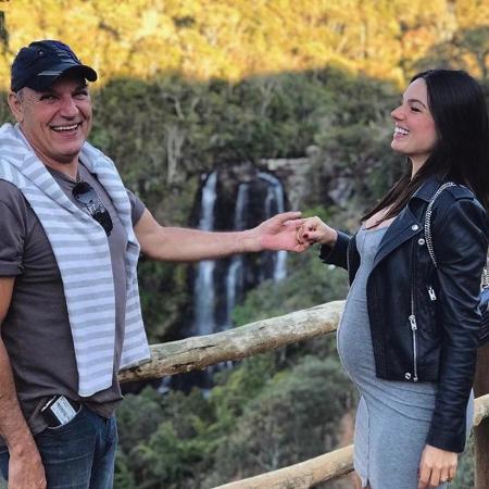 A atriz Isis Valverde com o pai em foto tirada durante a gravidez - Reprodução/Instagram
