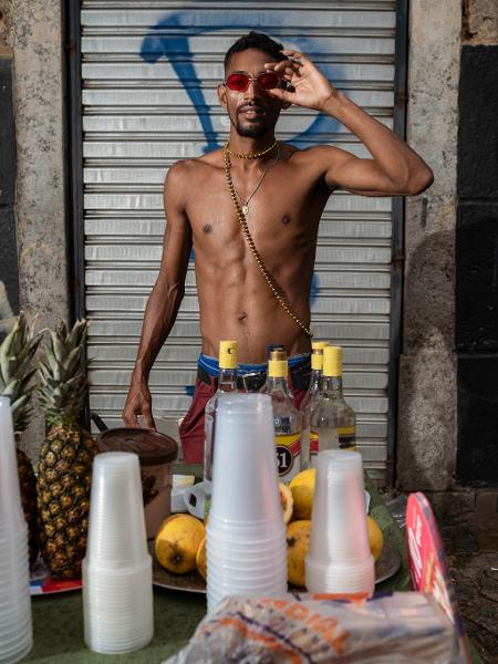 Retrato de trabalhador vendendo bebida em bloco de Carnaval