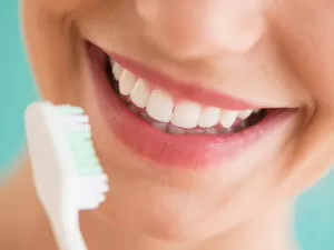 Esse vídeo mostra que passamos a vida escovando os dentes errado