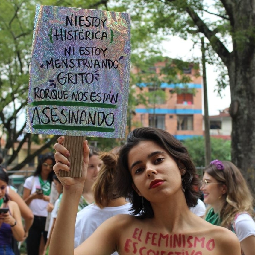 Estudantes do DF desenvolvem plástico biodegradável usando casca de laranja  - 19/02/2020 - UOL ECOA