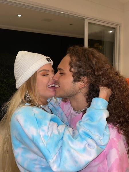 Luisa Sonza e Vitão se beijam em uma das imagens publicadas - Reprodução/Instagram @vitao