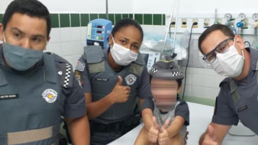 O menino estava "vermelho e sem forças" quando um dos agentes conseguiu tirar o pirulito de sua garganta - Reprodução/ITwitter - Polícia Militar do Estado de São Paulo