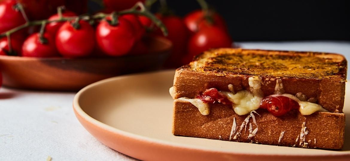 Crostinha de parmesão e recheio com a suculência do tomate: dupla imbatível - Angelo Dal Bó