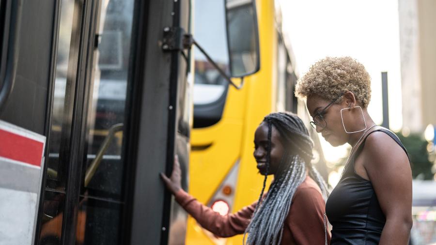 Mulheres se preparam para entrar em ônibus - Getty Images