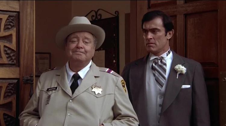 Mike Henry (à dir.) com Jackie Gleason em 'Desta Vez te Agarro' (1980) - Reprodução - Reprodução