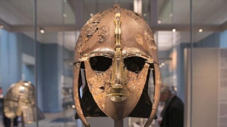 O capacete de Sutton Hoo foi um dos tesouros descobertos, que se encontra hoje no British Museum em Londres - GETTY IMAGES