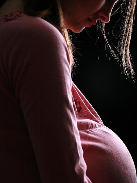 Segundo o governo federal, o Brasil tem conseguido reduzir os casos de gravidez na adolescência - Getty Images