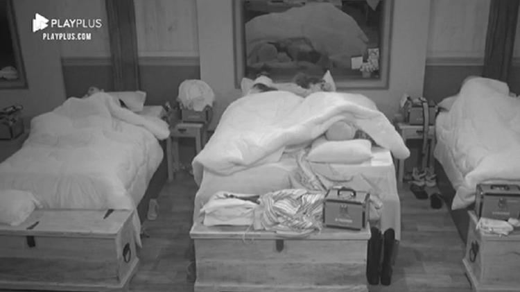  A Fazenda 2021: Dynho, Mileide e Sthe dividem a cama - Reprodução/Playplus - Reprodução/Playplus