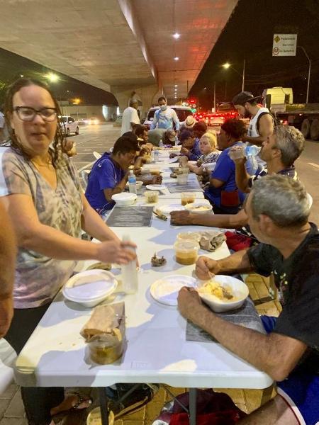 No momento das refeições, voluntários ouvem as demandas da população de rua - Arquivo pessoal