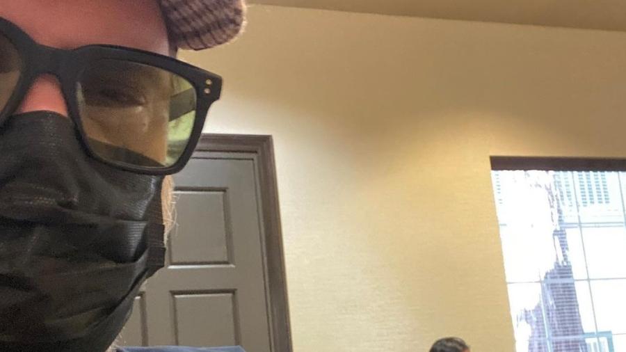 Rainn Wilson, astro da comédia "The Office", aparece em consultório de dentista de máscara para não ser reconhecido - Reprodução/Instagram