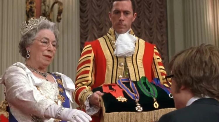 A comédia Austin Powers contou com uma versão da rainha - Reprodução - Reprodução