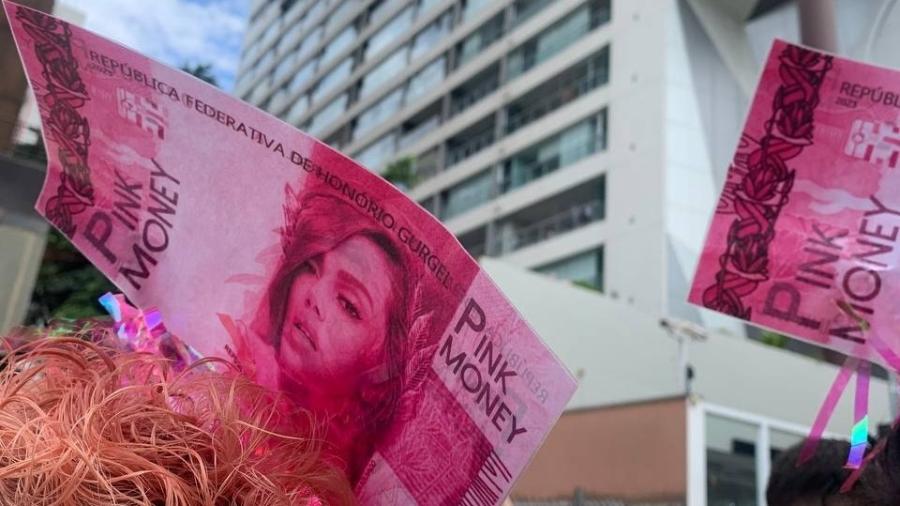 Fantasia "pink money" com rosto de Anitta - Bruna Calazans/UOL