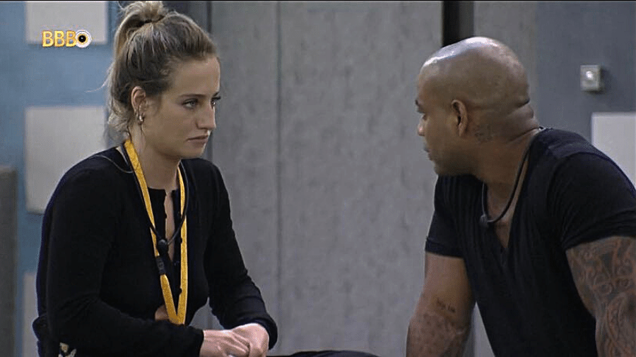 BBB 23: Bruna Griphao e Cezar conversam na varanda - Reprodução/Globo