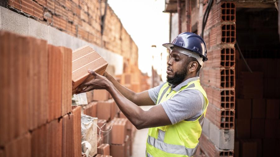 Novo cimento é produzido com resíduos industriais, como vidro moído e poeira de obras - Getty Images