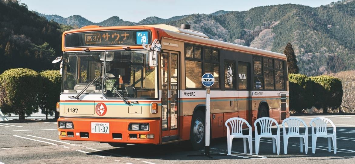 Sabus, o ônibus antigo que virou sauna móvel no Japão - Divulgação/OSTR