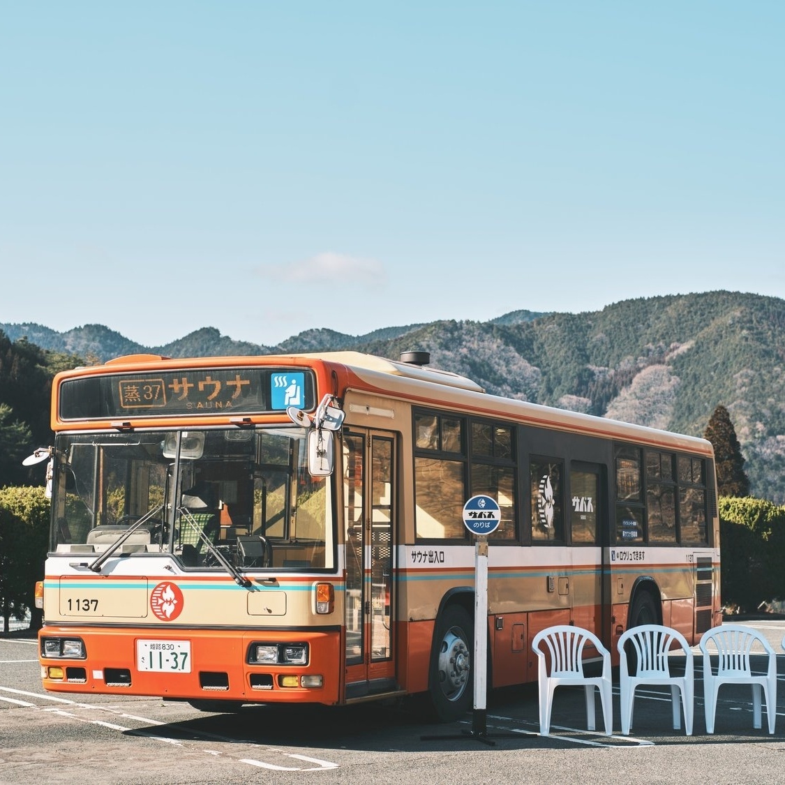 Ônibus antigo é transformado em sauna móvel no Japão