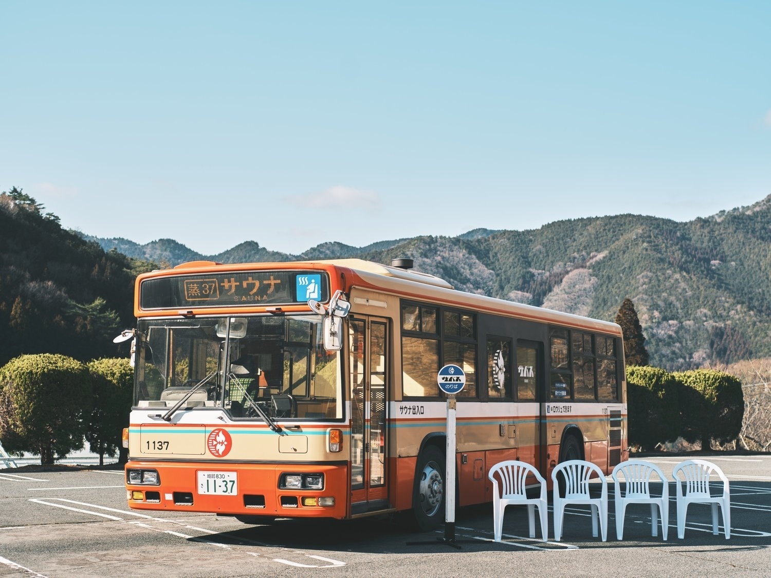 Ônibus antigo é transformado em sauna móvel no Japão