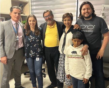 O pequeno Luan junto com a equipe médica que lhe deu a oportunidade de enxergar com dignidade - Divulgação/Renovatio - Divulgação/Renovatio