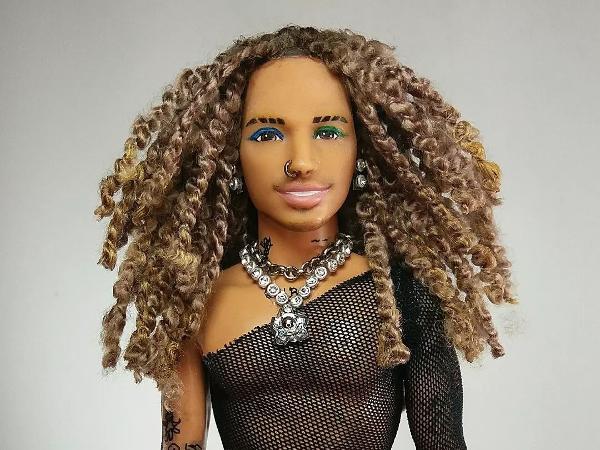 A versão Barbie de Vitão foi feita por Marcus Baby, que cria bonecas como homenagem para famosos