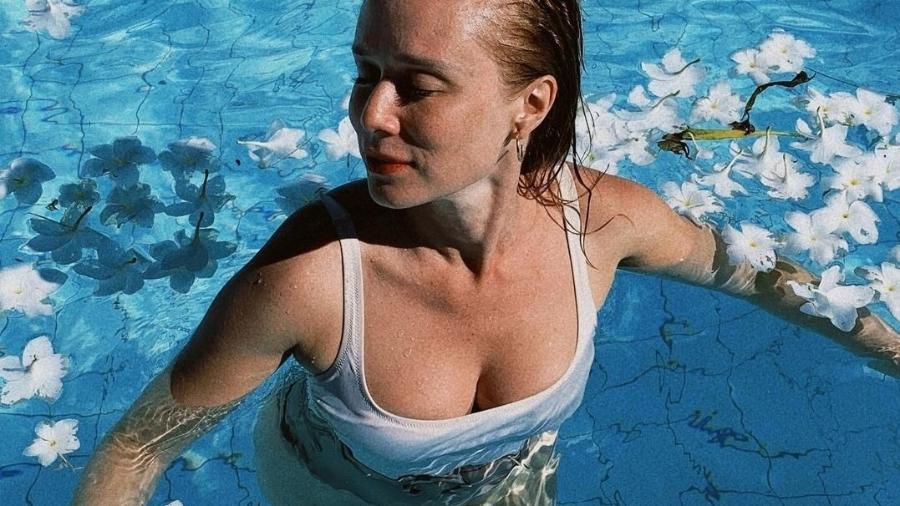 Mariana Ximenes posa em piscina com flores - Reprodução/Instagram