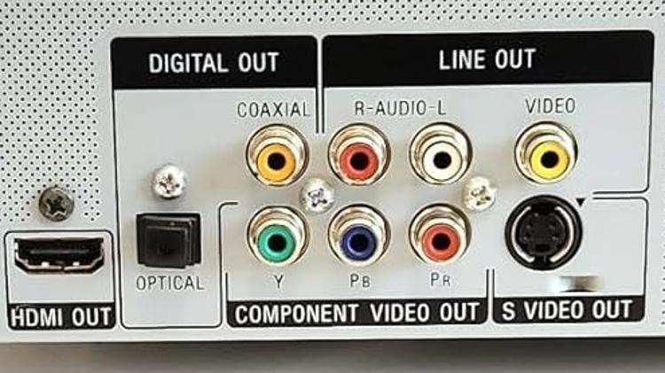 À esquerda, na seção Digital Out, as saídas Coaxial e Optical, que podem ser usadas para conectar DACs
