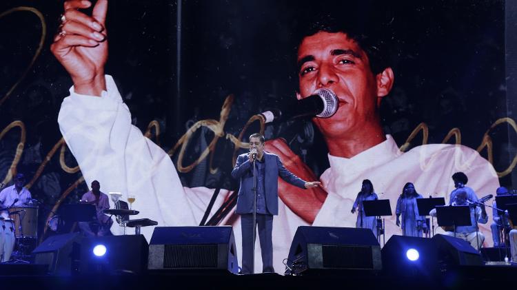 No telão, fotos de todas as fases de Zeca Pagodinho na turnê de 40 anos de carreira do cantor