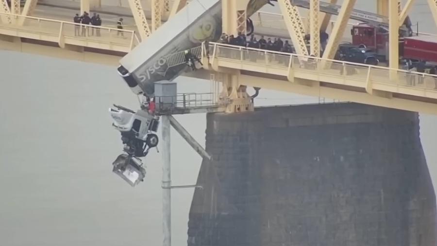 Caminhão é resgatado de ponte nos EUA após acidente