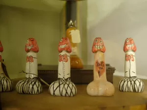 Por que essa cidade de Portugal é conhecida por vender pênis de louça?