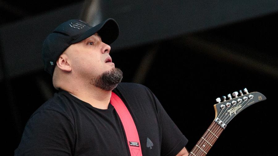 Digão, dos Raimundos, não gostou de ver homem mostrando o dedo em show Digão, dos Raimundos, não gostou de ver homem mostrando o dedo em show