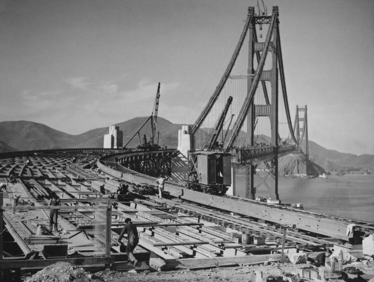 A Golden Gate Bridge durante sua construção em São Francisco